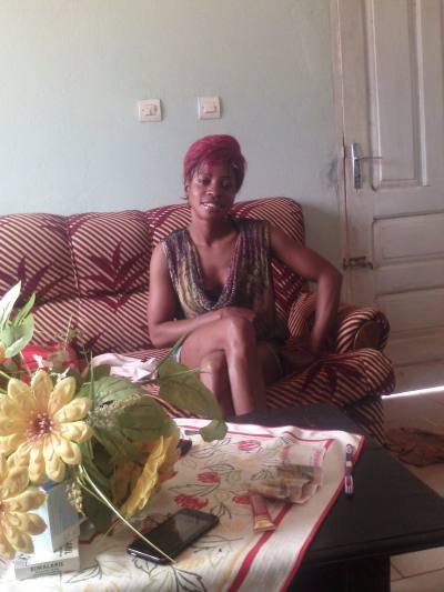Laura 32 Jahre Mbalmayo Kamerun