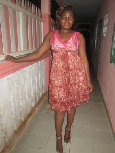 Nadine 35 Jahre Yaoundé Kamerun