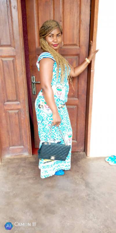 Yolande 28 Jahre Mbalmayo Kamerun