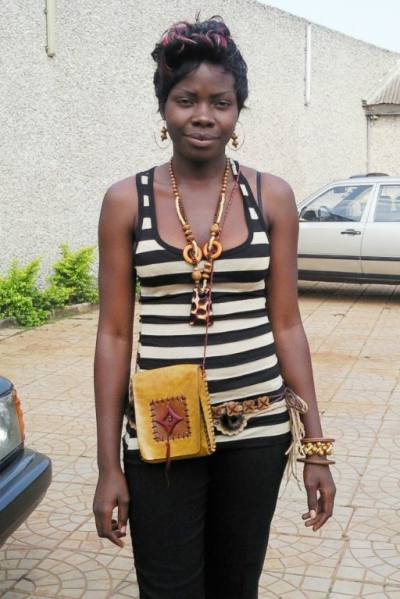 Justine 31 Jahre Yaoundé Kamerun