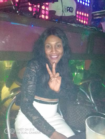 Lorraine 29 ans Yaoundé Cameroun