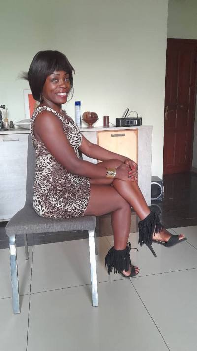 Francine 37 Jahre Yaoundé Kamerun