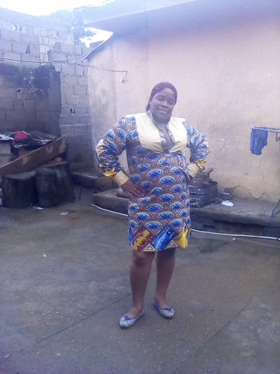 Laetitia 32 years Catholique Cameroon