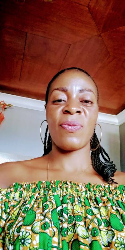 Livia 41 Jahre Yaoundé Kamerun
