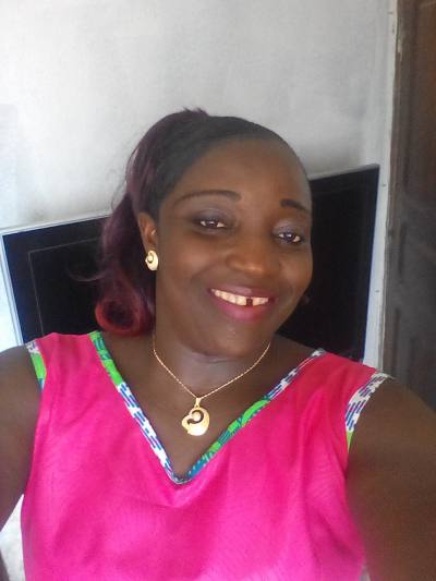 Nadine 47 Jahre Yaoundé Kamerun