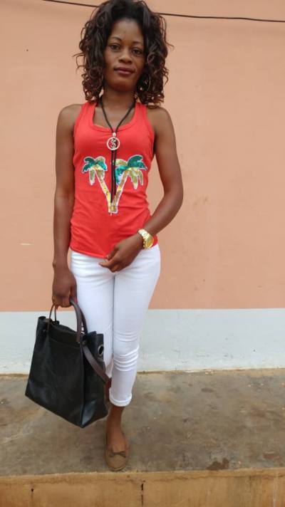 Lucie 33 ans Yaoundé Cameroun