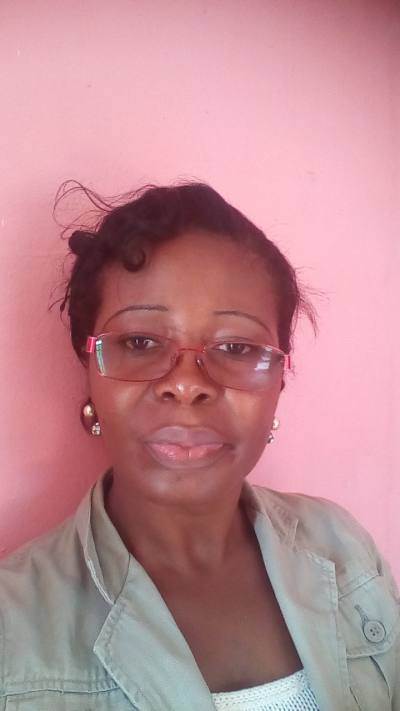 Emmanuelle 45 Jahre Yaoundé Kamerun