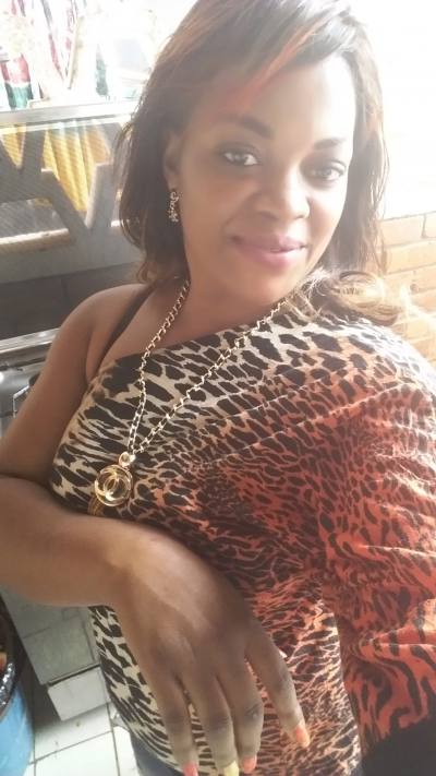 Tina 33 Jahre Yaounde Kamerun
