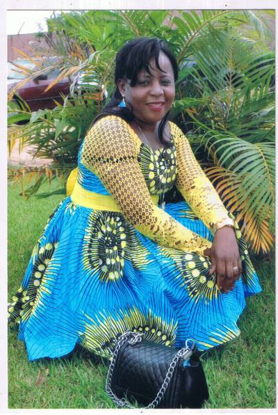 Carine 42 Jahre Yaoundé Kamerun