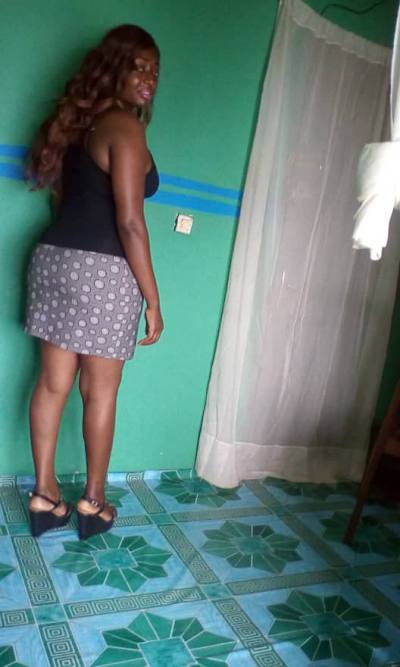 Sarah 32 Jahre Yaoundé Kamerun