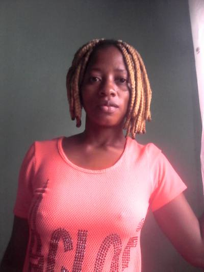 Marie 31 Jahre Yaoundé Kamerun