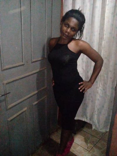 Annie 32 Jahre Yaoundé Kamerun