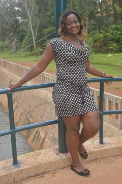 Alice 41 Jahre Yaoundé Kamerun