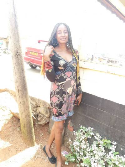 Sandrine 44 Jahre Yaoundé Kamerun