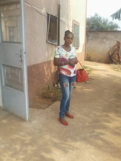 Pauline 36 Jahre Yaounde Kamerun