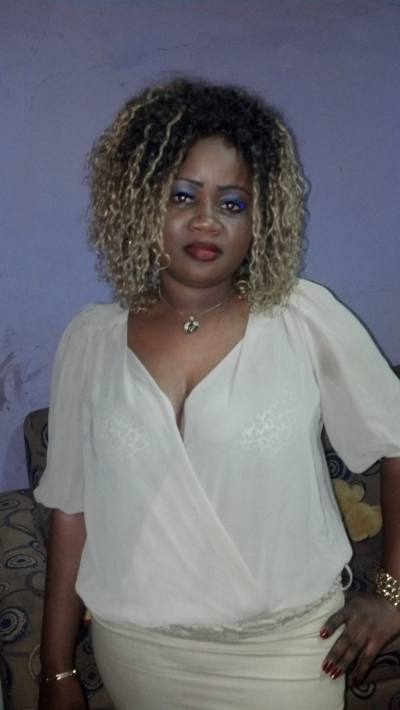 Dorine 33 Jahre Yaoundé Kamerun