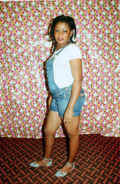 Lauraine 28 Jahre Yaoundé Kamerun