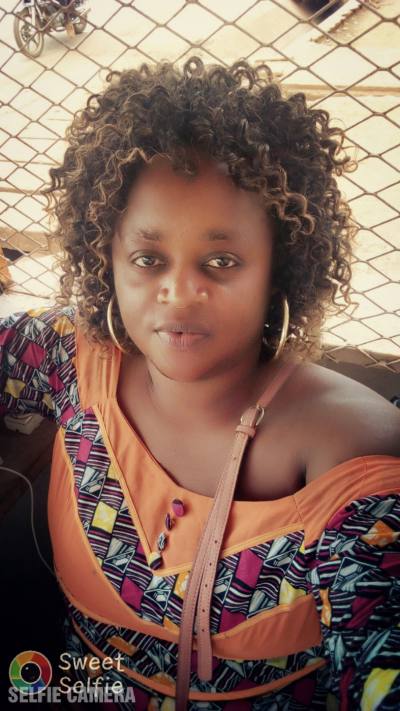 Marie 35 Jahre Obala Kamerun