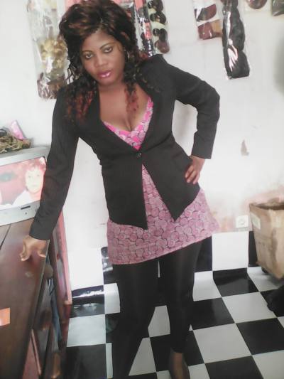 Martine 36 Jahre Yaoundé Kamerun