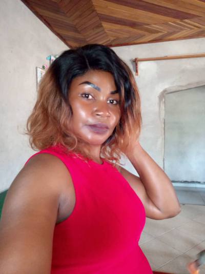Yolande 28 Jahre Mbalmayo Kamerun
