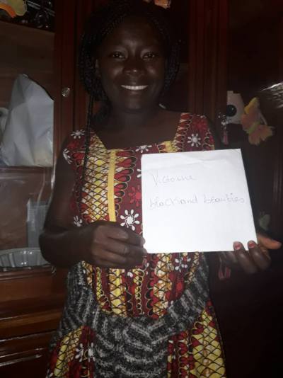 Victorine 33 Jahre Yaounde  Kamerun