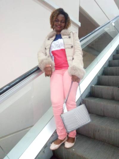 Nicole 37 Jahre Yaoundé Kamerun