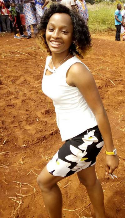 Dolly 33 ans Yaounde Cameroun