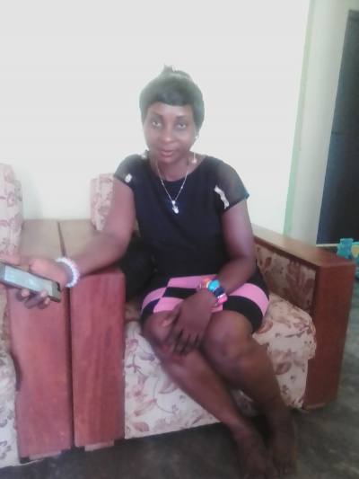 Sandrine 43 Jahre Douala Kamerun
