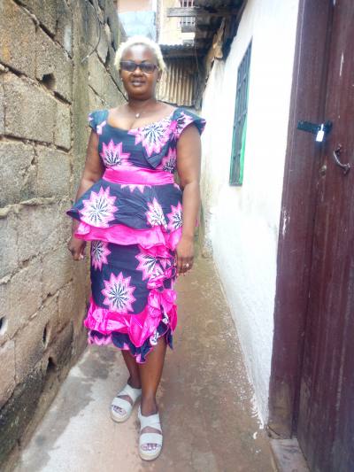 Judit 53 Jahre Yaoundé Kamerun