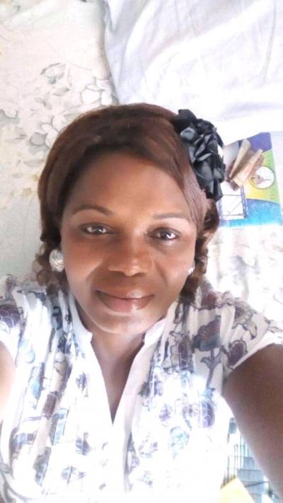 Esther 48 Jahre Yaoundé Kamerun