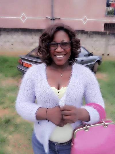 Lovelyne 26 Jahre Yaoundé  Kamerun