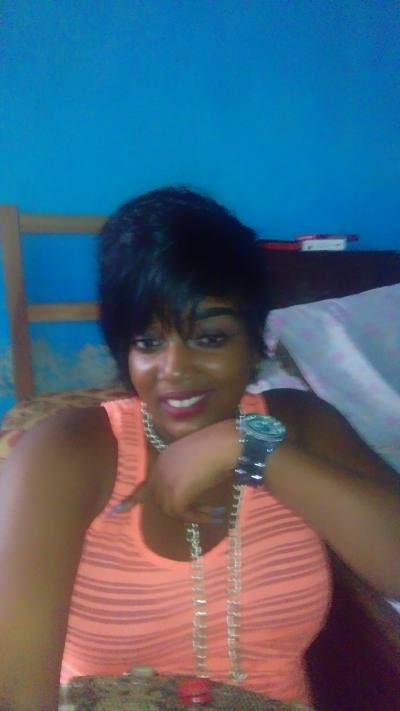 Nadya 31 Jahre Douala Kamerun