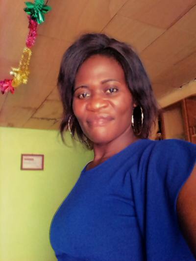 Anne  44 Jahre Yaoundé Kamerun