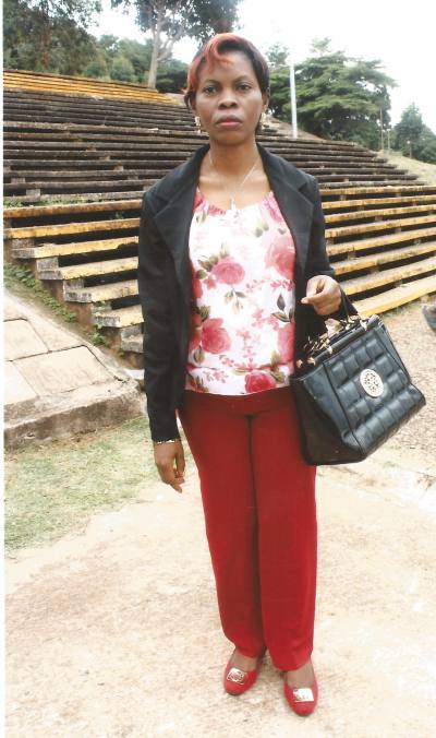 Sara 52 Jahre Yaoundé Kamerun