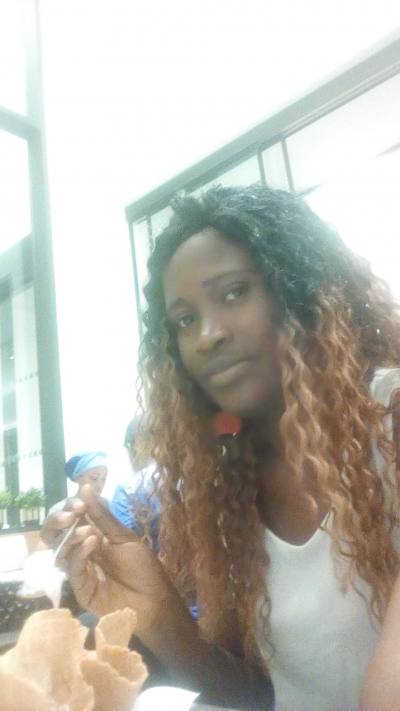 Sandra amougou 31 ans Douala Cameroun