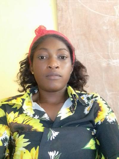Julie 27 ans Yaoundé  Cameroun