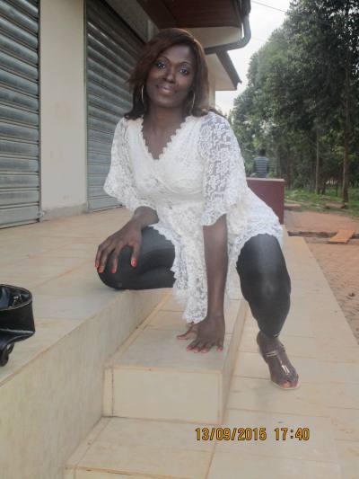 Suzanne 36 Jahre Mfoundi Kamerun