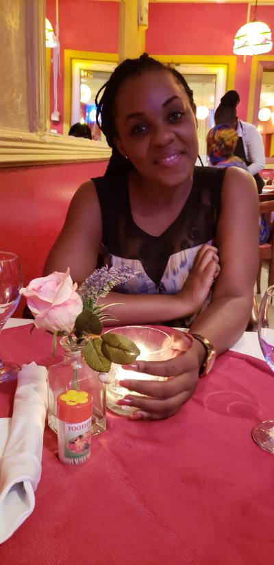 Pierrette 33 Jahre Douala Kamerun