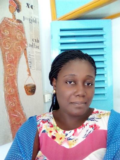 Sandrine 44 Jahre Yaoundé Kamerun