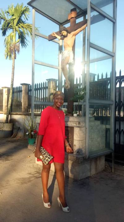 Madelene 33 Jahre Douala Kamerun