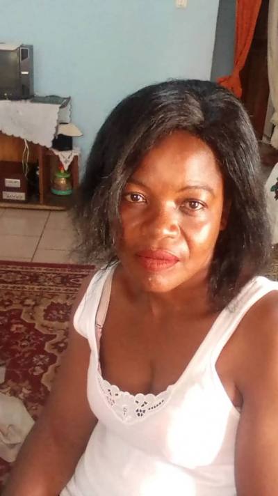 Annie 47 Jahre Yaounde Kamerun