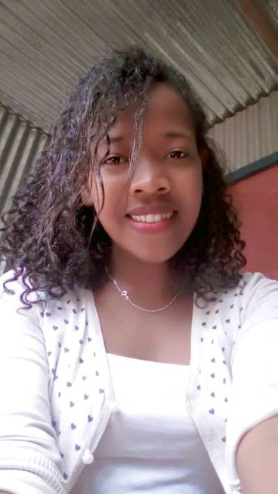 RIHANALA 25 ans Antananarivo  Madagascar