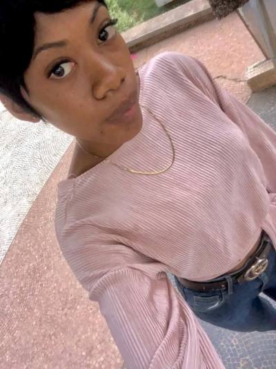 Ariane 22 Jahre Yaounde Cameroun