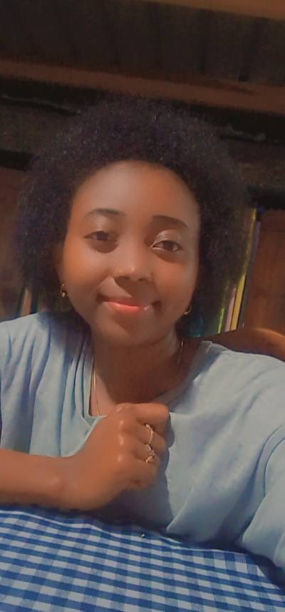 Sophie 23 ans Antsirabe Madagascar