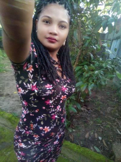 Fabiola 24 Jahre Toamasina Madagaskar