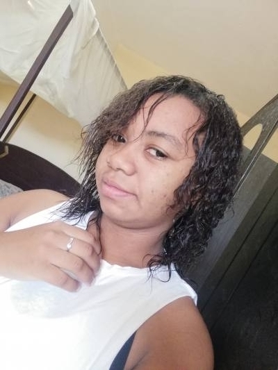 Nirina 24 Jahre Majunga  Madagaskar
