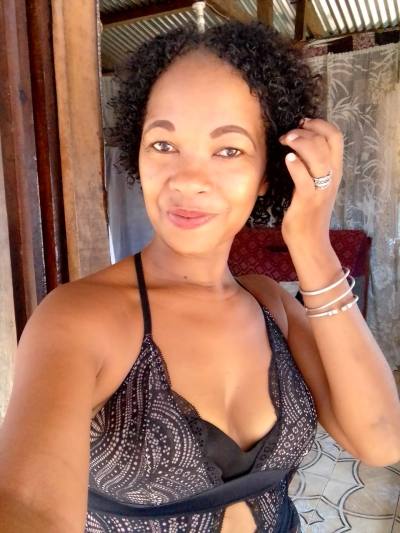 Sarah 36 ans Sava  Madagascar
