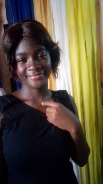 Marina 20 ans Yaounde Cameroun