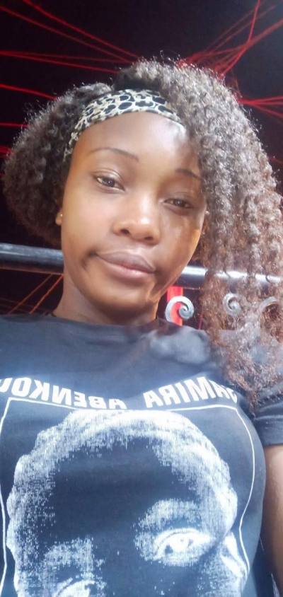 Cynthia 24 ans Yaoundé  Cameroun