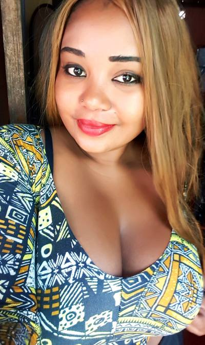 Monica 32 Jahre Toamasina Madagaskar
